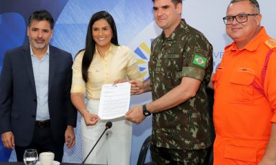 Primeira-dama Karynne Sotero recebeu o ofício de solicitação de apoio nas ações de combate aos incêndios florestais no estado em 2025 para ser encaminhado ao governador Wanderlei Barbosa - Foto: Washington Luiz/Governo do Tocantins