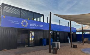 Neste ano, a estrutura do estande da Seduc possui cobertura de policarbonato com proteção UV, tendas "shade" e parede de cascata, que aumentam o conforto térmico - Foto: Seduc/Governo do Tocantins