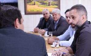 O titular da Secihd (à direita), Ubiratan Carvalho, destacou que a ação reforça o compromisso do Governo do Tocantins com o desenvolvimento agrícola e o fortalecimento da infraestrutura hídrica da região - Foto: Rone Souza/Senado Federal