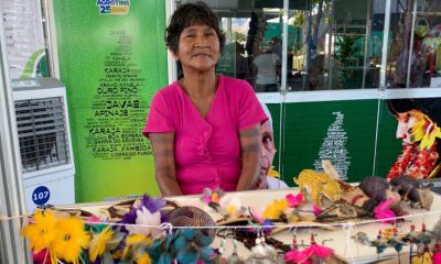 A artesã Myjiwaru Karajá, que participa da feira pela primeira vez, ressaltou a satisfação em apresentar o trabalho que desenvolve para os visitantes - Foto: Nájilla Lopes/Governo do Tocantins