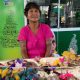 A artesã Myjiwaru Karajá, que participa da feira pela primeira vez, ressaltou a satisfação em apresentar o trabalho que desenvolve para os visitantes - Foto: Nájilla Lopes/Governo do Tocantins