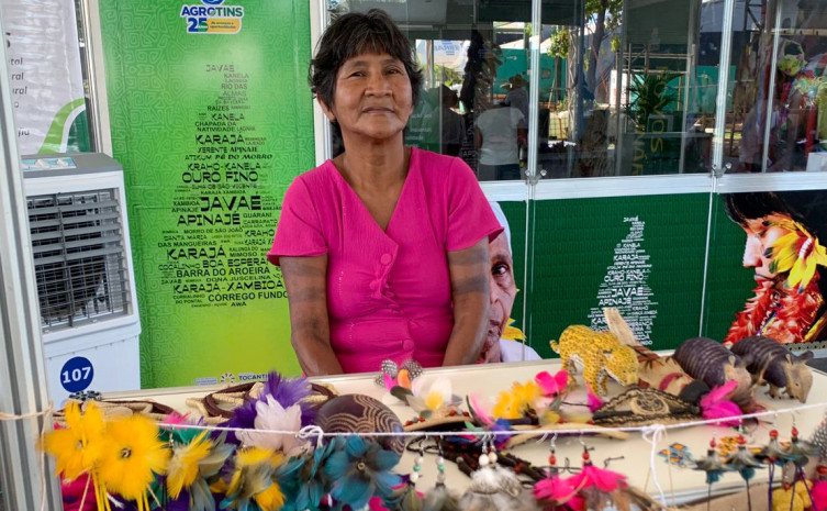 A artesã Myjiwaru Karajá, que participa da feira pela primeira vez, ressaltou a satisfação em apresentar o trabalho que desenvolve para os visitantes - Foto: Nájilla Lopes/Governo do Tocantins