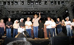 Governador Wanderlei Barbosa parabenizou o município pelos 45 anos de emancipação - Foto: Márcio Vieira/Governo do Tocantins