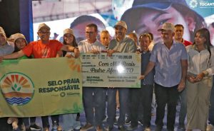 Governador Wanderlei Barbosa, ao lado da primeira-dama Karynne Sotero e demais autoridades, durante o lançamento oficial da Temporada de Praia 2025 - Foto: Esequias Araujo/Governo do Tocantins