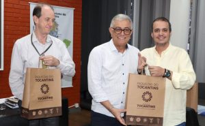 (E/D) Marcos Tognato, relações institucionais da Gol; Hercy Filho, secretário de Estado do Turismo, e o vice-prefeito de Araguaína, Israel Guimarães, durante encontro - Foto: Adiel Ponte/Governo do Tocantins