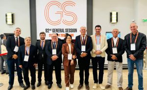 Certificado de zona livre da febre aftosa sem vacinação foi entregue para representantes da Adapec e Seagro, na manhã desta quinta-feira, 29, durante evento da Woha, em Paris, na França - Foto: Divulgação