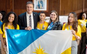 Os estudantes Samárlly Nunes, Expedito Plínio Araújo e Maria Francisca de Oliveira, ao lado do ministro da Educação, Camilo Santana - Foto: Divulgação/OEI