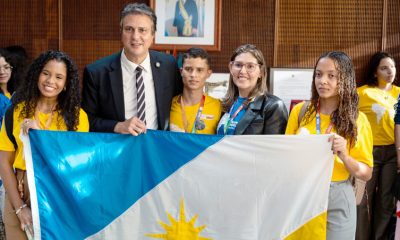 Os estudantes Samárlly Nunes, Expedito Plínio Araújo e Maria Francisca de Oliveira, ao lado do ministro da Educação, Camilo Santana - Foto: Divulgação/OEI