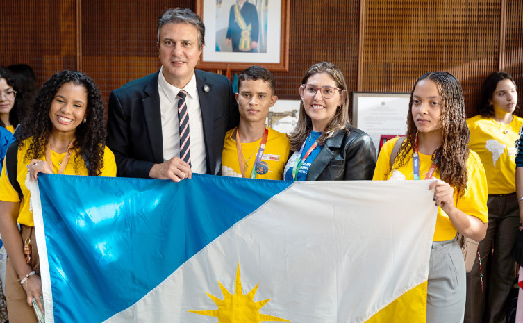 Os estudantes Samárlly Nunes, Expedito Plínio Araújo e Maria Francisca de Oliveira, ao lado do ministro da Educação, Camilo Santana - Foto: Divulgação/OEI
