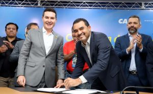 Governador Wanderlei Barbosa e o ministro das Cidades, Jader Barbalho Filho, durante a assinatura dos contratos que garantem quase 900 novas moradias no Tocantins - Foto: Ezequias Araújo/Governo do Tocantins