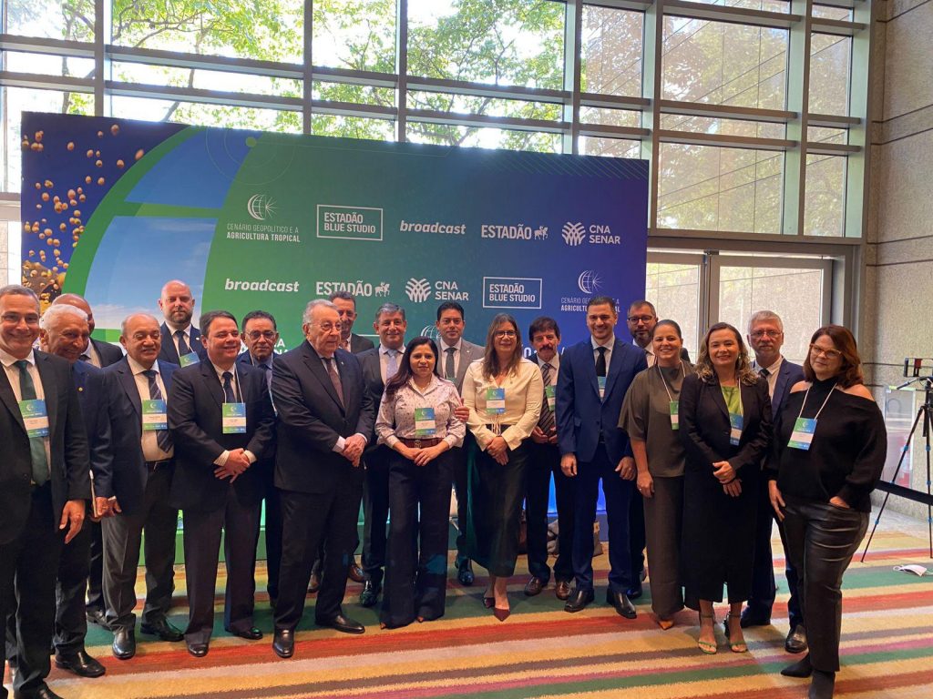 O evento contou ainda com a presença de todos os superintendentes estaduais do SENAR, do diretor-geral do SENAR Brasil, Daniel Carrara, e do presidente da CNA, Dr. João Martins, que juntos reafirmaram o compromisso com uma agricultura tropical forte, sustentável e geoestrategicamente posicionada no mundo.