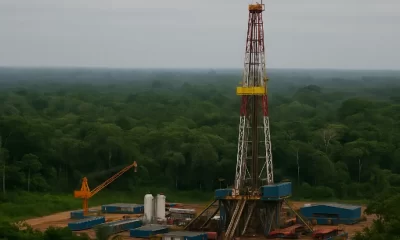 Plataforma de petróleo cercada pela floresta amazônica, simbolizando o conflito entre exploração econômica e preservação ambiental.