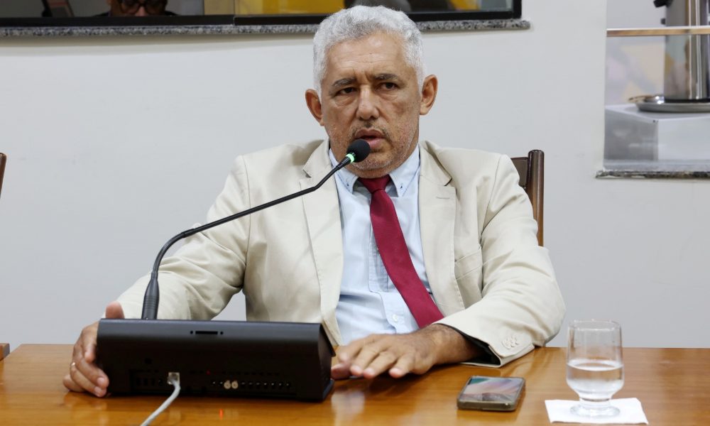 Deputados aprovam PL nº 563/2023, criando política estadual de atenção à pessoa com Parkinson, garantindo acesso à saúde, atendimento humanizado e multiprofissional.