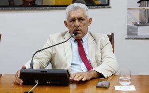 Deputados aprovam PL nº 563/2023, criando política estadual de atenção à pessoa com Parkinson, garantindo acesso à saúde, atendimento humanizado e multiprofissional.