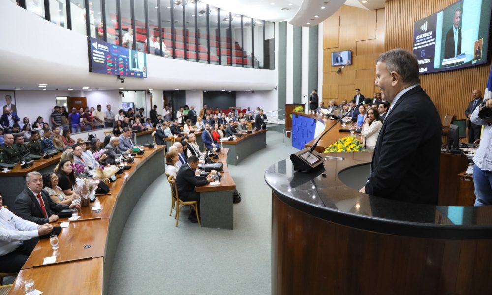Eduardo Siqueira Campos em discurso na Assembleia Legislativa do Tocantins – Foto: Edu Fortes