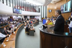 Eduardo Siqueira Campos em discurso na Assembleia Legislativa do Tocantins – Foto: Edu Fortes