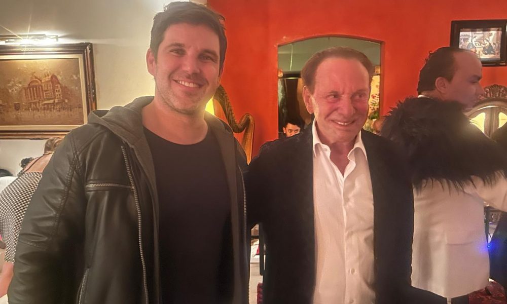 Cantor Marcel Kogos e anfitriao impecável Embaixador Canavésio
