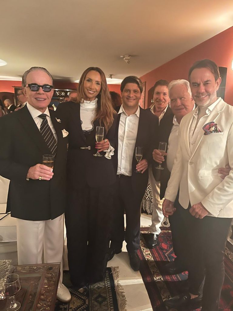 Chiquinho Scarpa e Roberto Tuuli, icones do jet set brasileiro com vips e Deuza de Sá