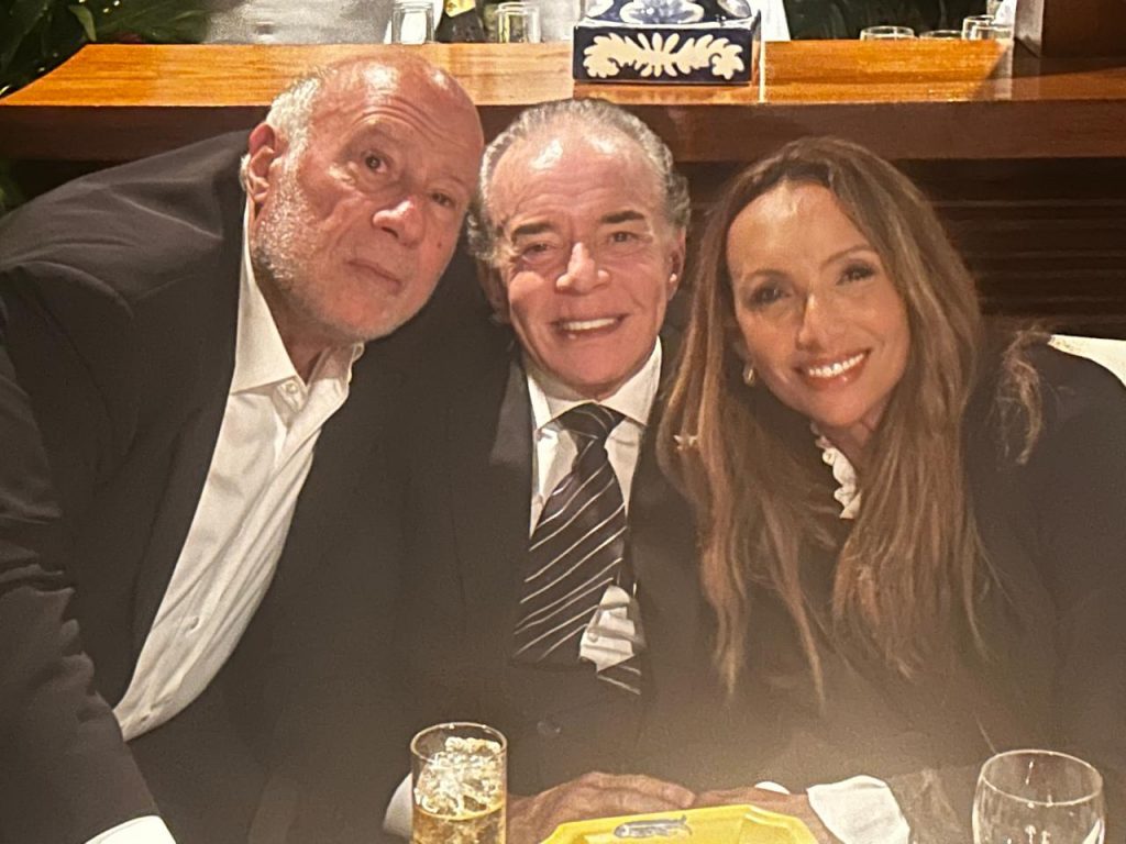 Georgia Splendore fazendo seu Debut social com a mamy Sophia e o amigo Paulinho Kogos, escritor