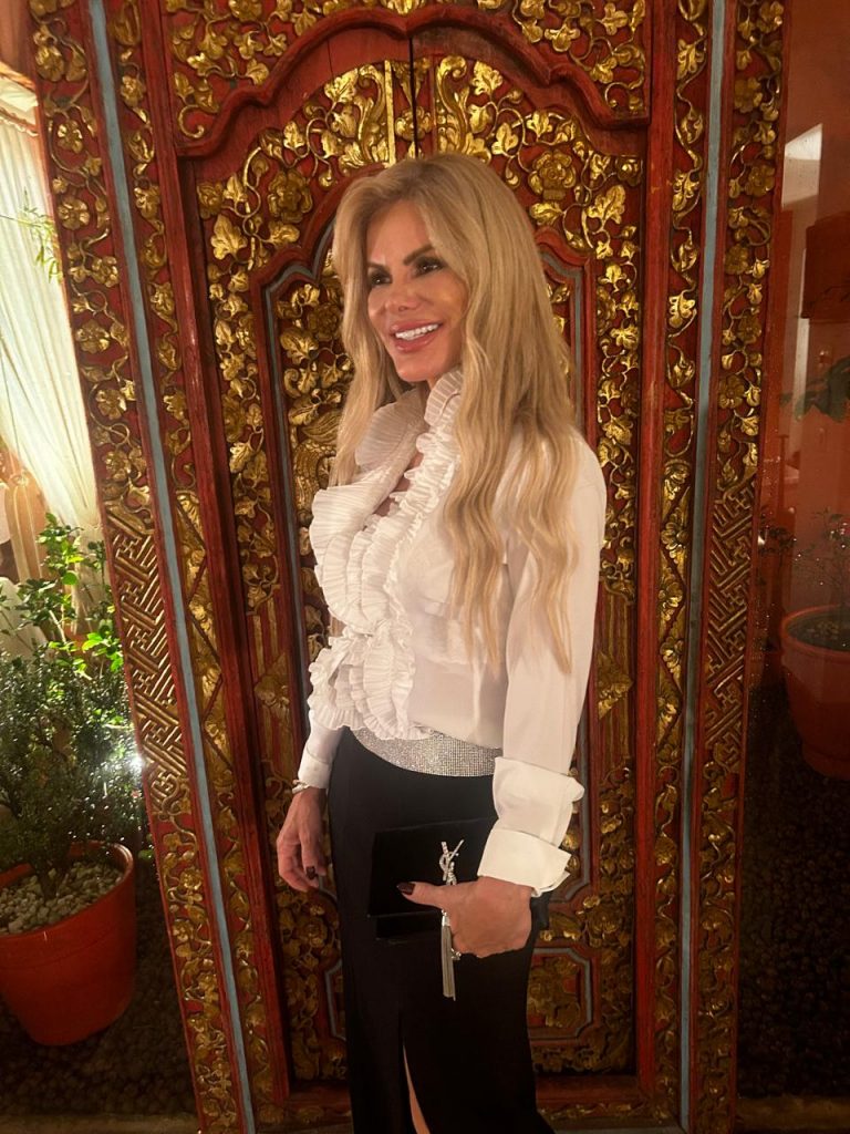 Georgia Splendore fazendo seu Debut social com a mamy Sophia e o amigo Paulinho Kogos, escritora