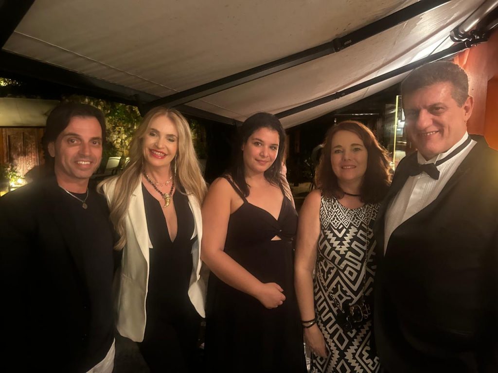 Muitos VIPS elegantes na festa na Mansao Canavésio.
