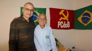 Hermes Leal (à esq.) e o ex-guerrilheiro Zezinho do Araguaia. Crédito: HL Filmes/Divulgação