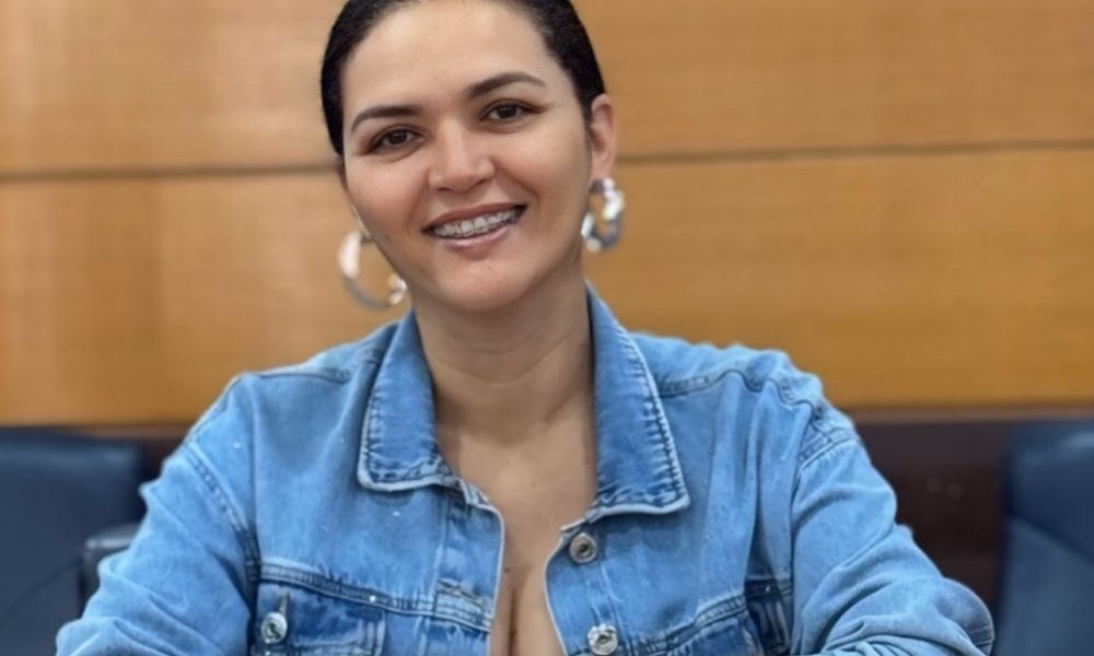 Alessandra Bacelar comemora aniversário com homenagens