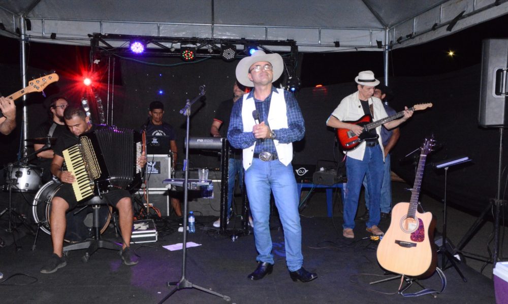 O Projeto de Assentamento Alegre, a 16 km de Araguaína, recebe neste domingo, 11, a última apresentação desta edição do projeto “Do Romântico ao Caipira”, do cantor sertanejo Valder Aires.