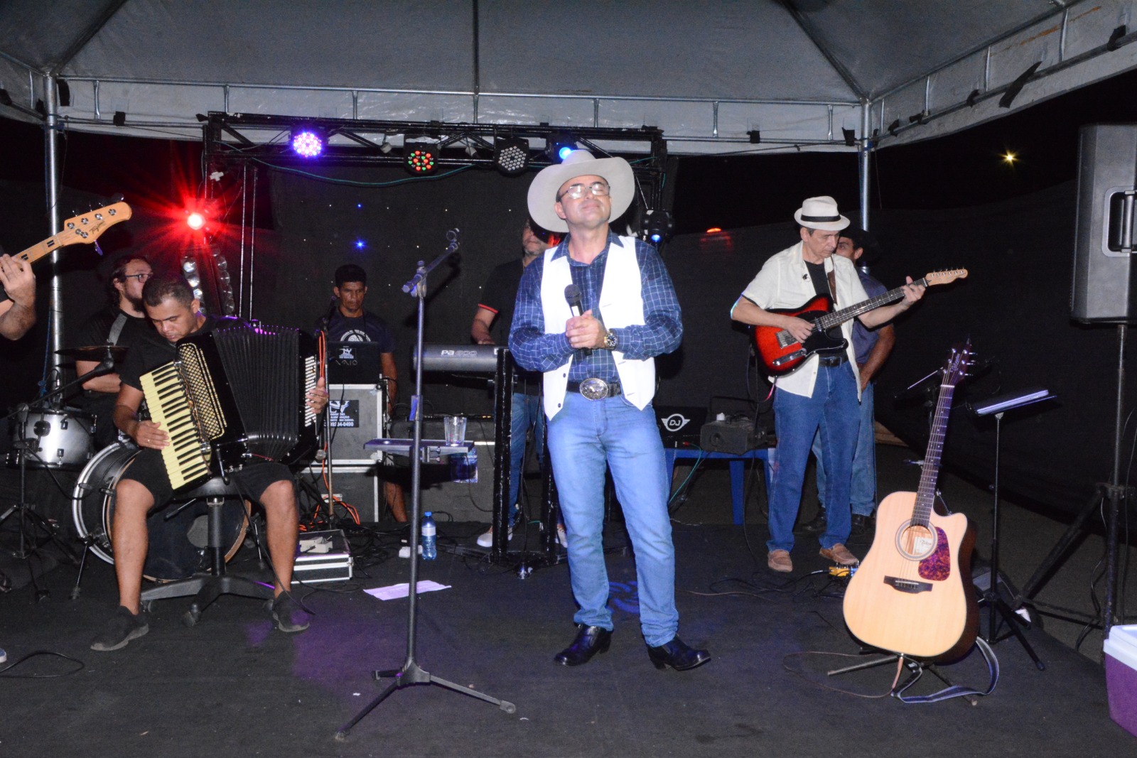 Projeto “Do Romântico ao Caipira” faz último show gratuito da temporada neste domingo, 11, em Araguaína 35 O Projeto de Assentamento Alegre, a 16 km de Araguaína, recebe neste domingo, 11, a última apresentação desta edição do projeto “Do Romântico ao Caipira”, do cantor sertanejo Valder Aires.