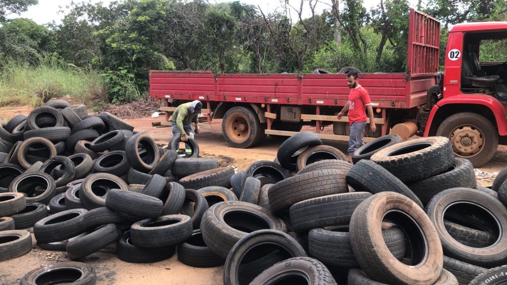 Prefeitura de Palmas retira mais de 100 pneus descartados irregularmente na região sul da Capital