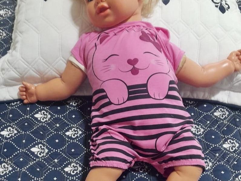 primeira boneca da irmã Nayara, que tem quase 40 anos. Hoje, minha mãe cuida dela como se fosse um bebê, compra roupa, coloca deitada na cama e se chama Bilubilu