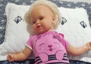 primeira boneca da irmã Nayara, que tem quase 40 anos. Hoje, minha mãe cuida dela como se fosse um bebê, compra roupa, coloca deitada na cama e se chama Bilubilu