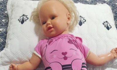 primeira boneca da irmã Nayara, que tem quase 40 anos. Hoje, minha mãe cuida dela como se fosse um bebê, compra roupa, coloca deitada na cama e se chama Bilubilu