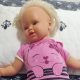 primeira boneca da irmã Nayara, que tem quase 40 anos. Hoje, minha mãe cuida dela como se fosse um bebê, compra roupa, coloca deitada na cama e se chama Bilubilu