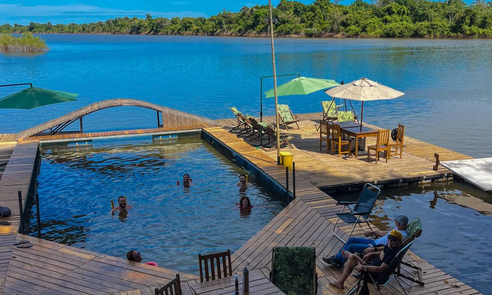 Deck flutuante do Eco Araguaia é ponto de encontro para rodas de conversa e contemplação do pôr do sol sobre o Rio do Coco. Foto: Febetur/Divulgação