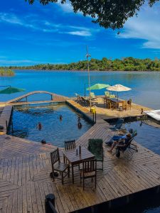 Deck flutuante do Eco Araguaia é ponto de encontro para rodas de conversa e contemplação do pôr do sol sobre o Rio do Coco. Foto: Febetur/Divulgação