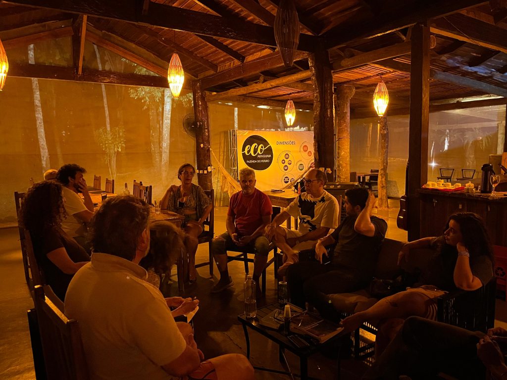 Ambientes internos combinam rusticidade e aconchego, com móveis em madeira e decoração integrada ao cenário natural. Foto: Febetur/Divulgação