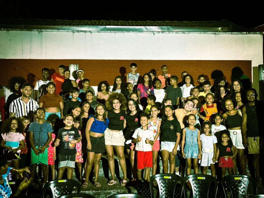 ONG Unidos por Um Mundo Melhor retoma nova temporada do projeto Cine Quebrada com cultura e assistência social