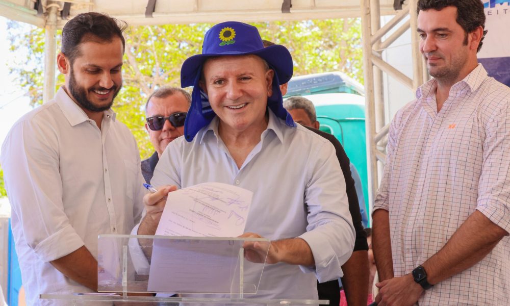 Prefeito Eduardo Siqueira Campos assina ordem de serviço para início imediato das obras – Foto: Júnior Suzuki