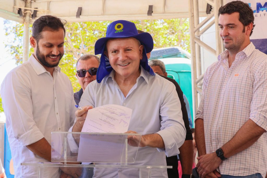 Prefeito Eduardo Siqueira Campos assina ordem de serviço para início imediato das obras – Foto: Júnior Suzuki