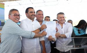 Governador Wanderlei Barbosa segura documento da ordem para operação da frota durante a solenidade de apresentação dos novos ônibus coletivos da capital - Foto: Ademir dos Anjos/Governo do Tocantins