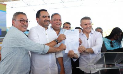 Governador Wanderlei Barbosa segura documento da ordem para operação da frota durante a solenidade de apresentação dos novos ônibus coletivos da capital - Foto: Ademir dos Anjos/Governo do Tocantins