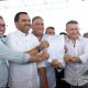 Governador Wanderlei Barbosa segura documento da ordem para operação da frota durante a solenidade de apresentação dos novos ônibus coletivos da capital - Foto: Ademir dos Anjos/Governo do Tocantins