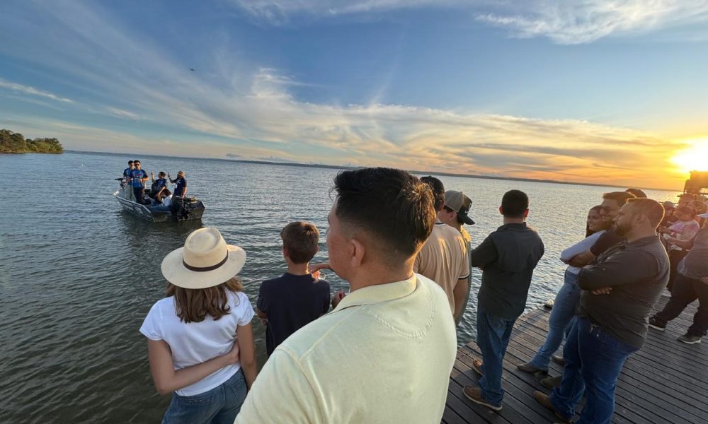 Sob o pôr do sol, público acompanha dicas de arremesso no Lago de Palmas – Foto: Josiane Mendes