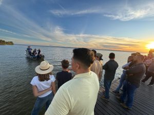 Sob o pôr do sol, público acompanha dicas de arremesso no Lago de Palmas – Foto: Josiane Mendes
