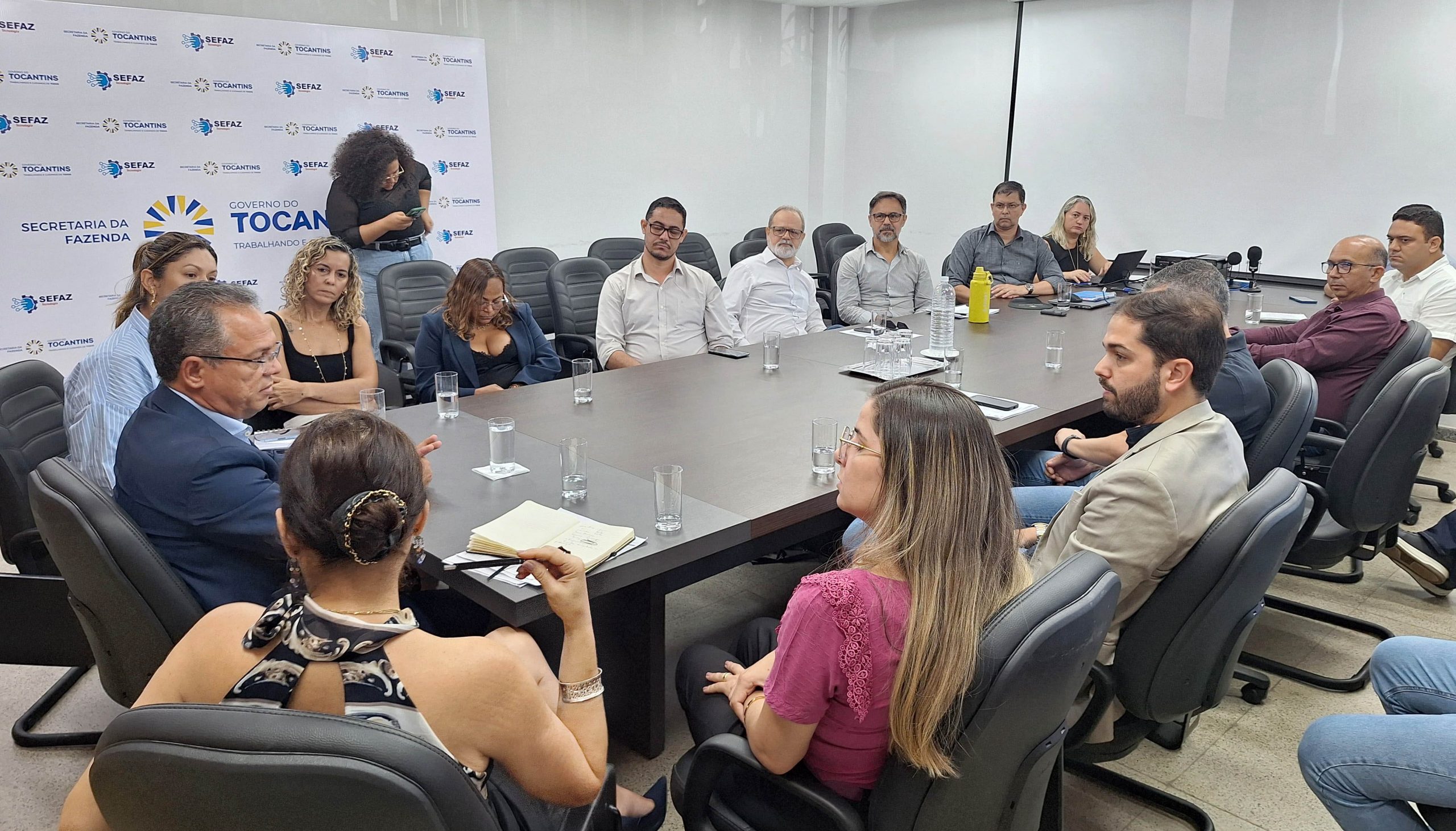 Governo do Tocantins demonstra que repasse do ICMS aos municípios está correto e cria grupo de trabalho 36 Representantes de Araguaína, Gurupi, Paraíso do Tocantins e Porto Nacional acompanham esclarecimentos sobre os repasses do ICMS promovidos pelo Governo do Tocantins