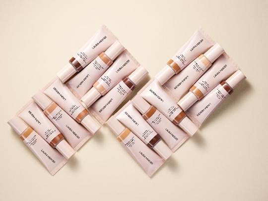 Laura Mercier apresenta a nova base hidratante Tinted Moisturizer Natural Dewy FPS 30 42 A fórmula icônica, agora ainda melhor – com mais performance e benefícios de skincare