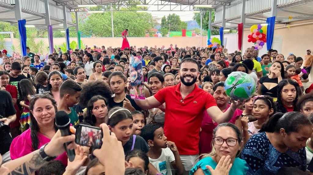 Léo Barbosa: uma celebração de família e sucesso em Palmas 41 éo Barbosa com sua família em seu aniversário, celebrado com alegria e amor.