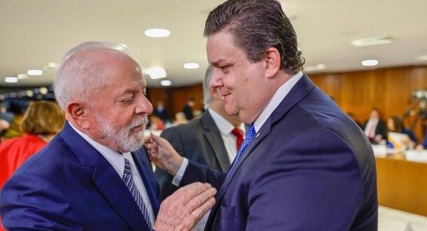 Lula nomeia Wolney Queiroz como ministro da Previdência Social.
