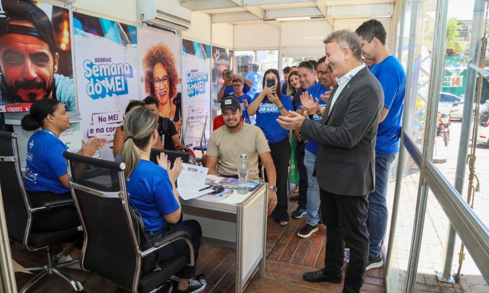 Prefeito Eduardo Siqueira Campos visitou estantes de atendimentos – Foto: Edu Fortes
